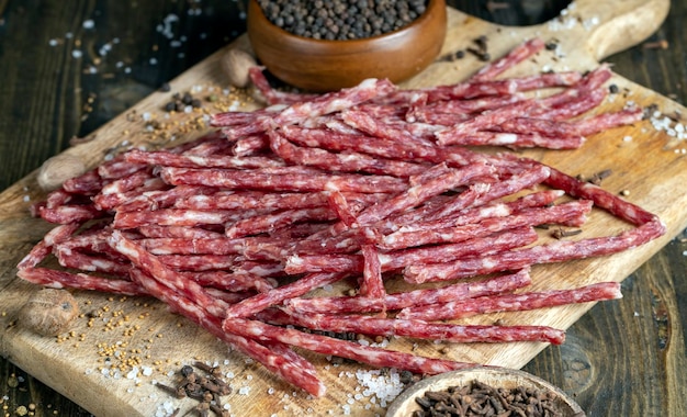 Salsicce sottili di carne secca con spezie da vicino