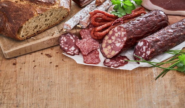 Salsicce stagionate vicino al pane fresco