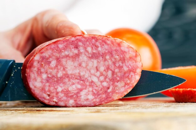 Salsiccia affettata con carne e pancetta e altri prodotti alimentari