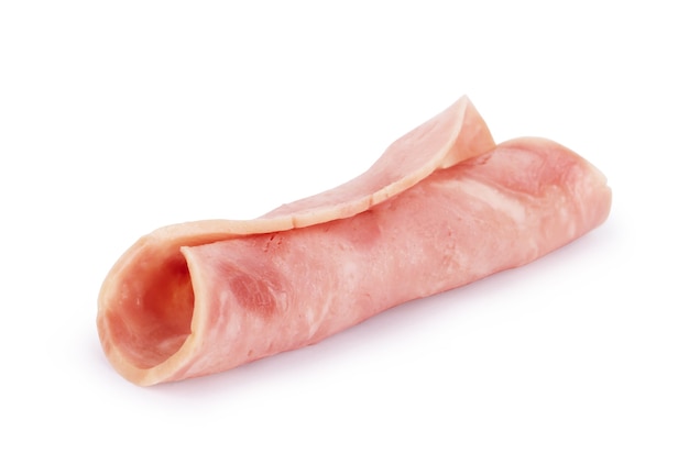 Salsiccia affettata del prosciutto bollito isolata su fondo bianco