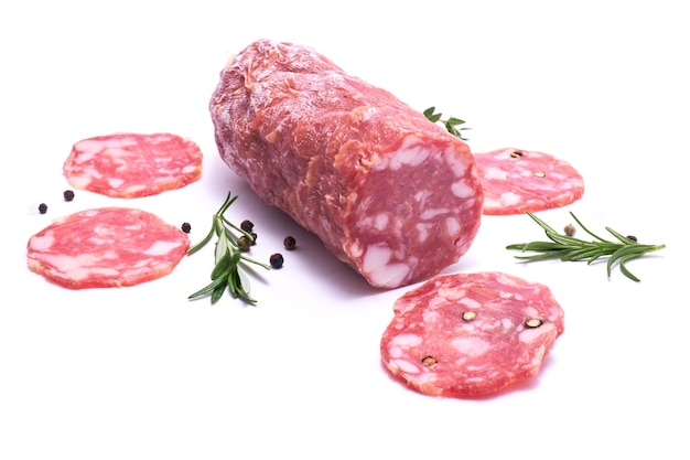 Salsiccia affettata del salame secco affumicato isolata su fondo bianco