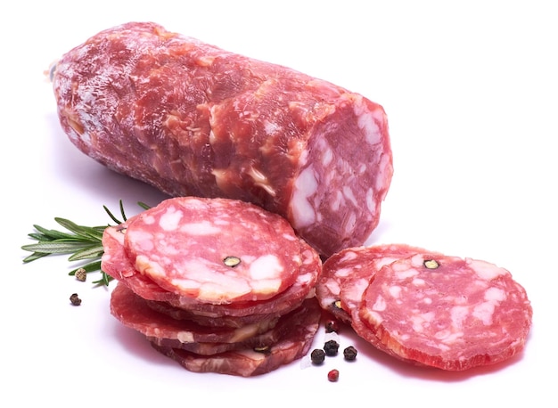 Salsiccia affettata del salame secco affumicato isolata su fondo bianco