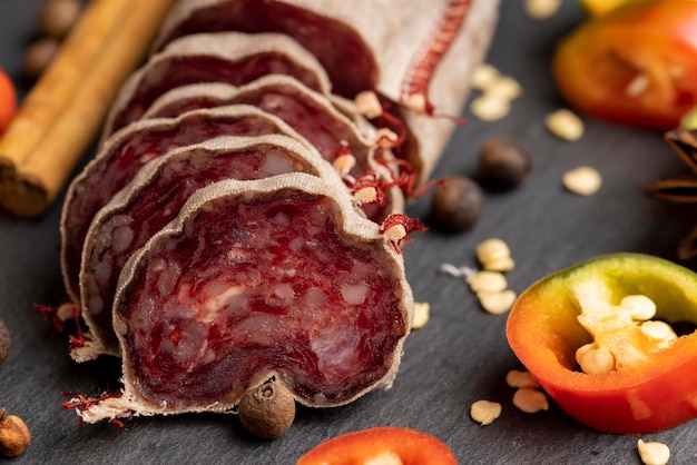 Salsiccia affettata di carne di vitello fresca salsiccia di manzo stufata sul tavolo