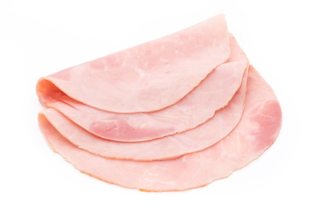 Salsiccia affettata prosciutto isolato su priorità bassa bianca.