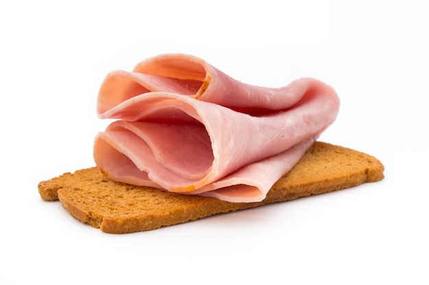 Salsiccia affettata prosciutto isolato su priorità bassa bianca.