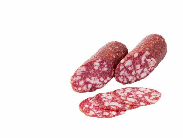 Salsiccia affettata secca su un fondo bianco isolato