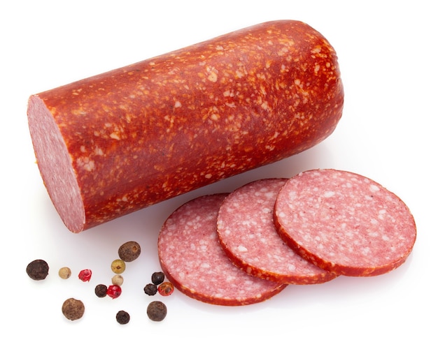 Salsiccia affumicata del salame isolata su fondo bianco