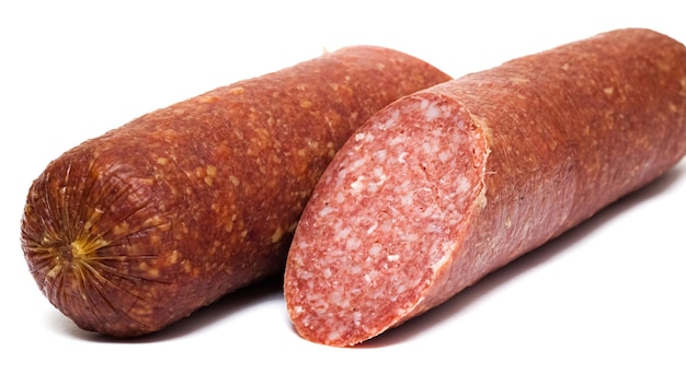 Salsiccia affumicata del salame isolata su fondo bianco