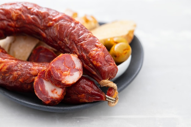 Salsiccia affumicata su piatto in ceramica