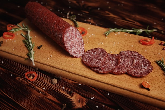 Salsiccia affumicata su tagliere di legno