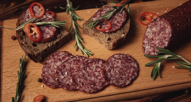 Salsiccia affumicata su tavola di legno