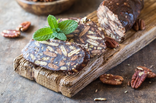 Salsiccia al cioccolato. Dessert di biscotti, cioccolato, caffè e latte condensato