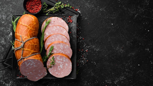 Salsiccia bollita in budello naturale con spezie ed erbe aromatiche Vista dall'alto Spazio libero per il testo