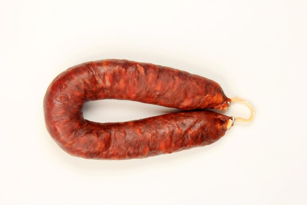 Salsiccia chorizo spagnola su sfondo bianco