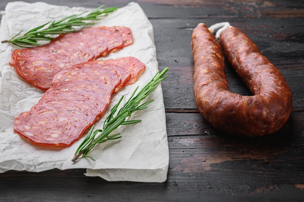 Salsiccia chorizo tagliata a fette su un tovagliolo