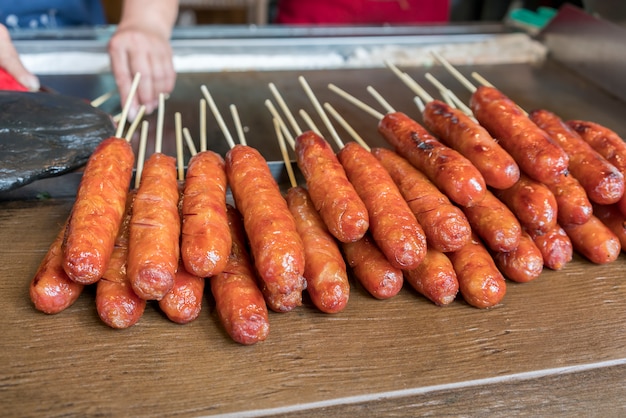 Salsiccia cinese venduta sul mercato notturno di Feng Chia, mercato alimentare di strada a Taichung