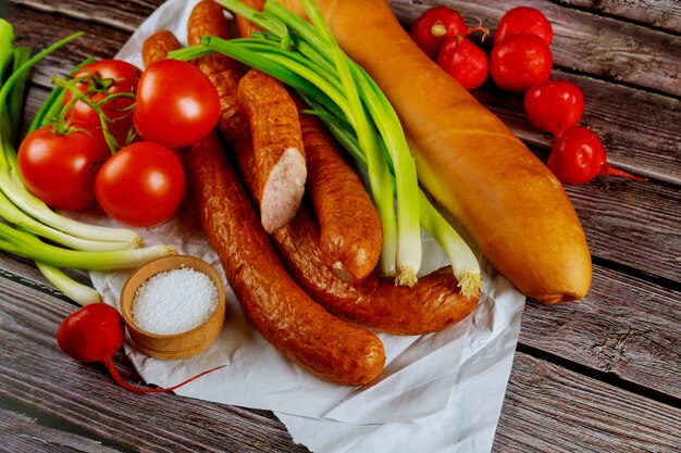 Salsiccia classica polacca con verdure e pane.