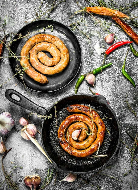 Salsiccia con erbe e spezie in padella.