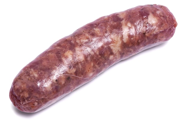 Salsiccia cruda della griglia del manzo o del maiale isolata su fondo bianco