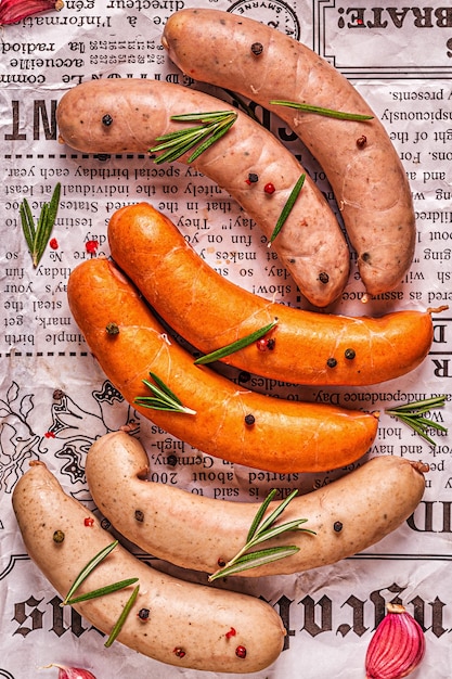 Salsiccia cruda fatta in casa per grigliare, vista dall'alto