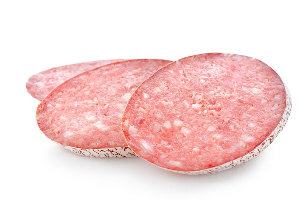 Salsiccia del salame isolata su un fondo bianco