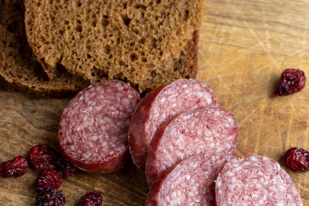 Salsiccia di carne di alce tagliata a pezzi preparazione di stuzzichini a base di carne di alce selvatica