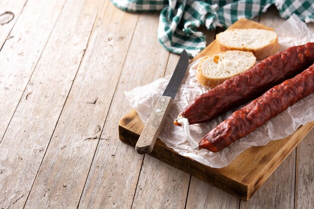 Salsiccia di chorizo spagnolo sulla tavola di legno rustica