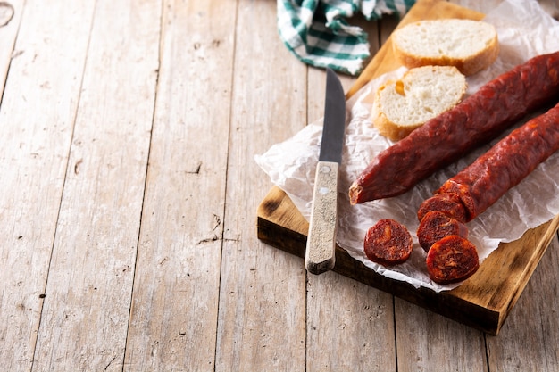 Salsiccia di chorizo spagnolo sulla tavola di legno rustica