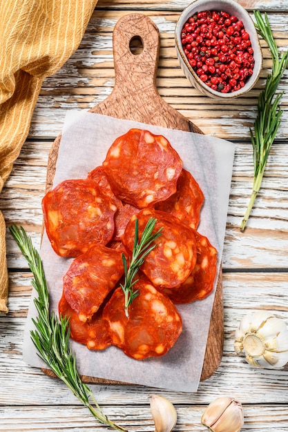 Salsiccia di chorizo taglio sottile su un tagliere