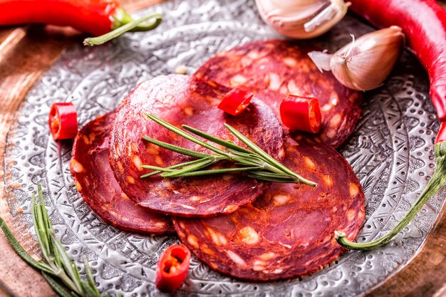 Salsiccia di chorizo tradizionale spagnola con il pepe dell'aglio delle erbe fresche ed i peperoncini