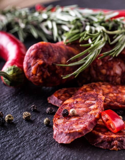 Salsiccia di chorizo tradizionale spagnola con il pepe dell'aglio delle erbe fresche ed i peperoncini