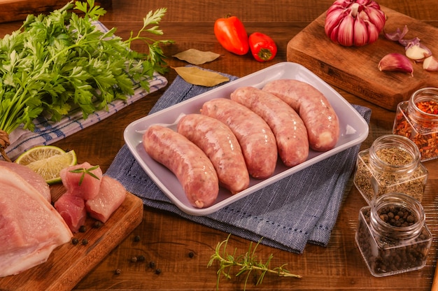 Salsiccia di coscia di maiale brasiliana sul piatto bianco con spezie e ingredienti