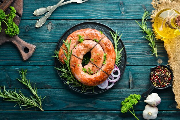 Salsiccia di maiale al forno con rosmarino e spezie Vista dall'alto Spazio libero per la copia