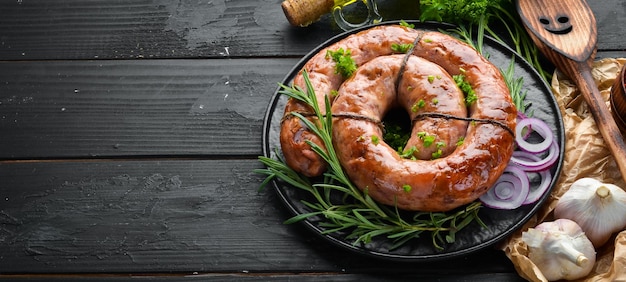 Salsiccia di maiale al forno con rosmarino e spezie Vista dall'alto Spazio libero per la copia