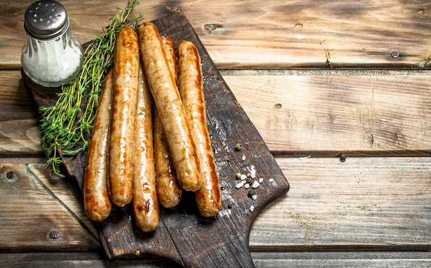 Salsiccia di maiale alla griglia con spezie ed erbe aromatiche