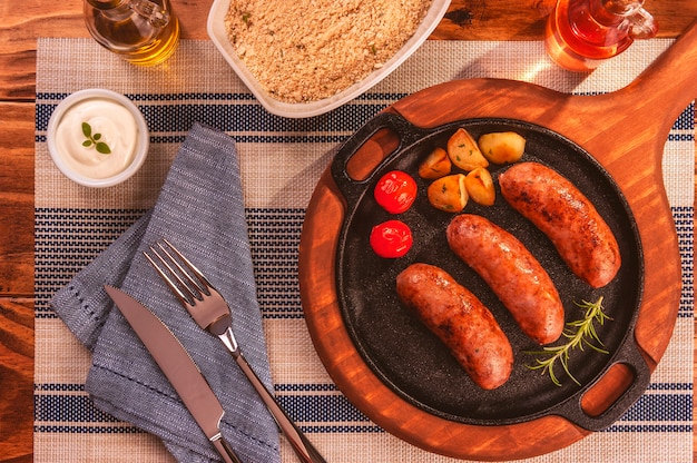 Salsiccia di maiale arrostita in padella di ferro