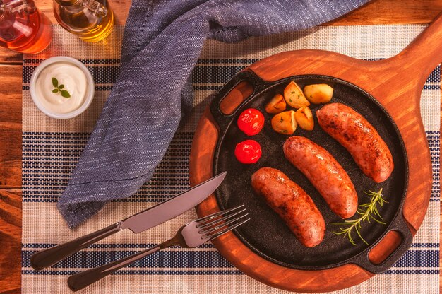 Salsiccia di maiale arrostita in padella di ferro