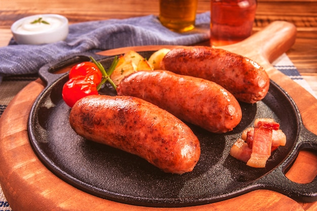 Salsiccia di pancetta arrostita in una padella di ferro