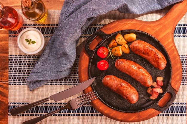 Salsiccia di pancetta arrostita in una padella di ferro