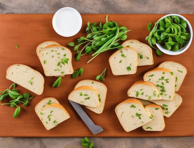 salsiccia di prosciutto a fette e rucola con formaggio sullo spazio della copia di vista superiore del fondo di legno