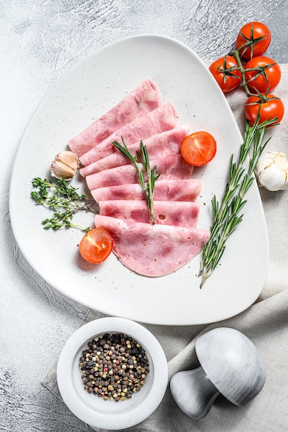 Salsiccia di prosciutto di maiale tagliata. Prosciutto bollito tedesco tradizionale. Spazio grigio. Vista dall'alto.