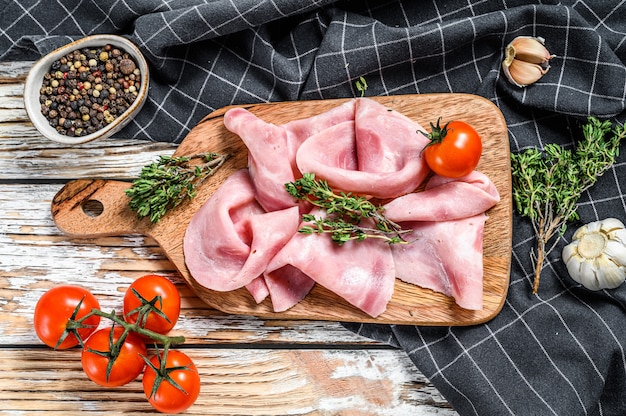 Salsiccia di prosciutto tagliato. Prosciutto bollito tedesco tradizionale. Spazio in legno bianco. Vista dall'alto