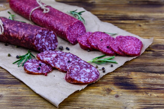 Salsiccia di salame affumicata secca su fondo di legno