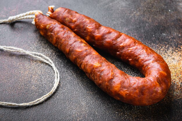 Salsiccia di salame chorizo tradizionale su sfondo scuro.