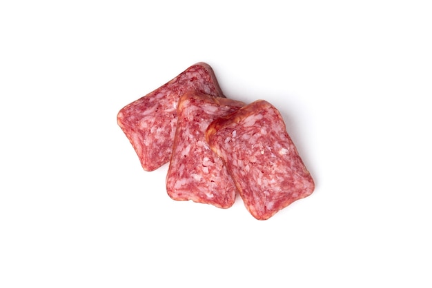 Salsiccia di salame isolato su bianco