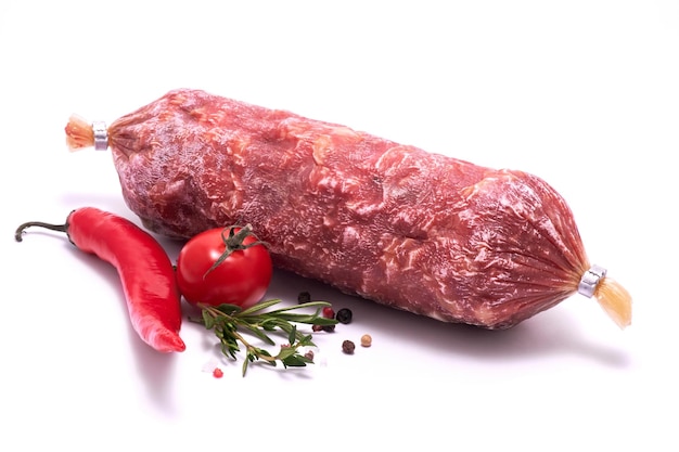 Salsiccia di salame secco affumicato isolata su sfondo bianco