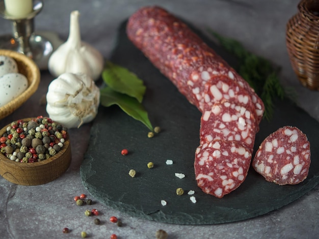 Salsiccia drycured tradizionale Salsiccia secca su un tavolo di pietra