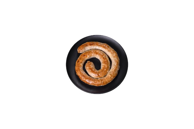 Salsiccia fatta in casa al forno con spezie ed erbe aromatiche da vicino Salsiccia fatta in casa alla griglia a spirale