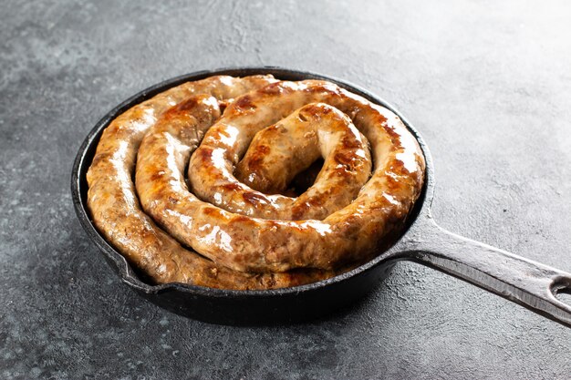 Salsiccia fatta in casa al forno si chiuda in uno sfondo nero