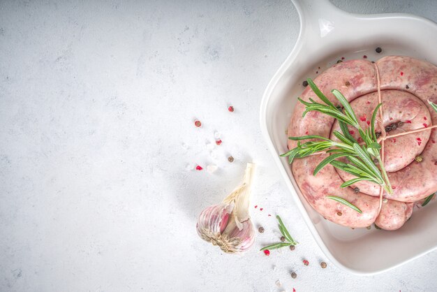 Salsiccia fatta in casa cruda, pollo o salsicce di carne di maiale in padella